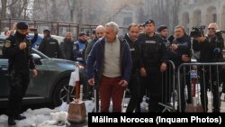 Călin Georogescu, fost candidat la președinția României, este dus de poliție la Parchetul General pentru interogatoriu pe 26 februarie 2025.