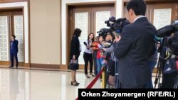 Красная лента, натянутая в здании, где проходит НСОД, через которую журналистам запретили переходить. Нур-Султан, 6 сентября 2019 года.