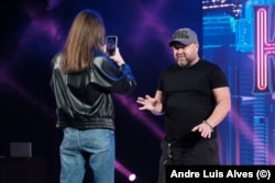 "კვარტალ-95-ის" საუკეთესო სცენარისტ ოლექსანდრ პიკალოვს ფოტოს უღებს თაყვანისმცემელი.