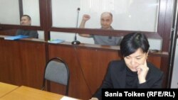 На заднем плане Талгат Аян и Макс Бокаев (справа), обвиняемые в «разжигании розни», «распространении заведомо ложной информации» и «нарушении порядка проведения митинга». На переднем плане — защитник Бокаева Жанаргуль Бокаева. Атырау, 21 ноября 2016 года.
