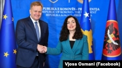 I dërguari i BE-së për dialogun, Peter Sorensen, dhe presidentja e Kosovës, Vjosa Osmani. Prishtinë, 17 mars 2025. 