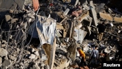 Urmările unui atac israelian în Rafah.