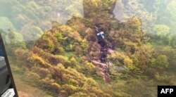 Imagini de la Semiluna Roșie cu locul accidentului.