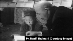 Рахманкул хан читает книгу.