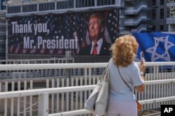 Për dallim nga Omani dhe shtete të tjera rajonale, Izraeli ka përkrahur sulmet amerikane. Ky bilbord falënderues për vendimin e Trumpit është vendsur në Ramat Gan të Izraelit më 22 qershor.