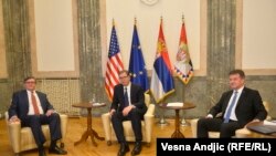 Заменик помошникот државен секретар на САД Метју Палмер (Л), српскиот претседател Александар Вучиќ (Ц) и специјалниот пратеник на ЕУ за дијалог Косово-Србија, Мирослав Лајчак (Д) во Белград, 3 јуни 2021 година.