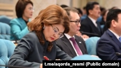 Мәдениет және ақпарат министрі Аида Балаева (алдыңғы қатарда) парламентте Қазақстан президентінің халыққа жолдауын тыңдап отыр. Астана, 8 қыркүйек, 2025 жыл.