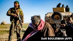 Илустрација, мажи и момчиња осомничени дека се припадници на Исламската држава, 