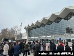 Qytetarë të mbledhur para Stacionit Hekurudhor në Novi Sad, katër muaj pas shembjes vdekjeprurëse të një strehe aty, 1 mars 2025.