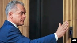Vladimir Plahotniuc, în 2019, părăsind sala de conferințe de presă a Partidului Democrat de guvernământ, pe care l-a condus înainte de a fi debarcat de la putere în acel an și înainte de a fugi din Republica Moldova. 
