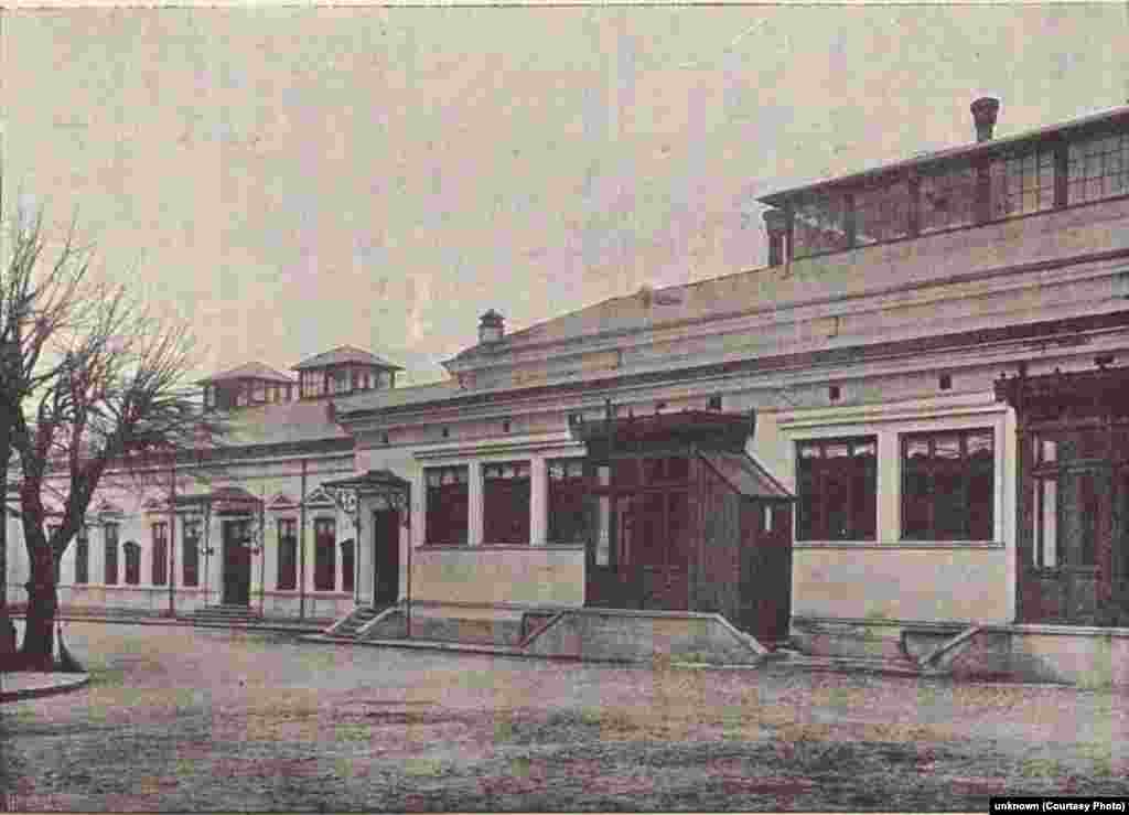 Clădirea care adăpostea adunarea reprezentativă a Țării Românești, apoi pe cea a Principatelor Române, locul în care domnitorul Carol I a depus jurământul. A fost restaurată pentru sărbătorile Proclamării Regatului în 1881, dar va fi demolată și va deveni o construcție impunătoare. Arhivele Naționale.&nbsp;