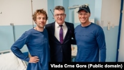 Hrvatski ambasador Grubišić u društvu francuskog i hrvatskog državljanina, 11. marta 2025.