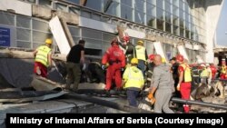 Spasioci pretražuju ruševine nakon pada betonske nadstrešnice Železničke stanice u Novom Sadu 1. novembar 2024.