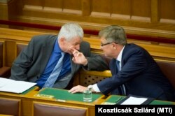 Polt Péter legfőbb ügyész beszél száját eltakarva Matolcsy Györgyhöz, a Magyar Nemzeti Bank elnökéhez 2016. június 13-án