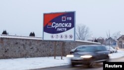 Një pano zgjedhore e Listës Serbe e vendosur në Komunën e Graçanicës. 