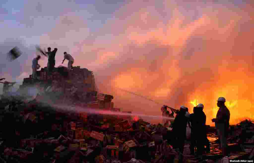 Pakistan - Požar na tržnici u Karačiju, 16. oktobar 2013. Foto: EPA / Shahzaib Akber 