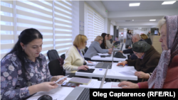 Mai multe persoane depun actele pentru compensații la căldură într-un centru organizat suplimentar în incinta primăriei Ungheni pentru a face față numărului sporit de solicitări, noiembrie 2024.