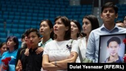 Дениса Тена в последний путь провожали тысячи