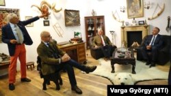 Jobbszélen Nagy István agrárminiszter, mellette Semjén Zsolt, Kovács Zoltán és Hidvégi Béla vadász egy jegesmedveszőr körül a keszthelyi Vadászati Múzeumban 2021. augusztus 23-án.