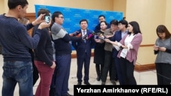 Журналисты берут интервью у министра юстиции Казахстана Марата Бекетаева (в центре) после презентации им законопроекта об адвокатской деятельности. Астана, 28 марта 2018 года.