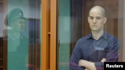 Evan Gershkovich u sudnici u Ekaterinburgu, Rusija 26. juna 2024.