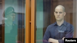 Gazetari amerikan Evan Gershkovich në gjykatë në Jekaterinburg, Rusi, 26 qershor 2024.