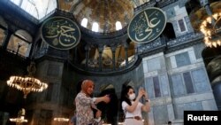 Turiști care-și fac selfie în catedrala Sfânta Sofia (Aghia Sofia - Sfânta înțelepciune), care a fost până vineri muzeu și obiectiv UNESCO