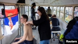 Studente je u Bratislavi dočekala i grupa masera i fizioterapeuta, 7. april 2025.