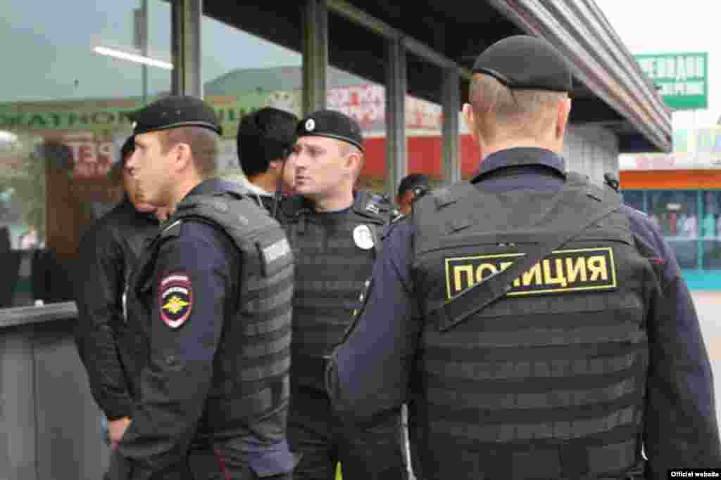 Дар назди як истгоҳи метро