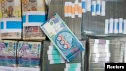 Банкноты тенге номиналом тысяча и 10 тысяч тенге.