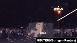 Un transportor blindat al armatei chineze lichidează un cort al studenților protestatari în zorii zilei de 4 iunie 1989. Mai târziu, studenții au reușit să dea foc vehiculului, înainte ca trupele să intre în piață și să deschidă focul.