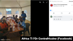 Na ovoj slici, boce Crystal Water mogu se vidjeti dok grupa posjetilaca obilazi fabriku Africa Ti L'or u novembru 2023. godine.