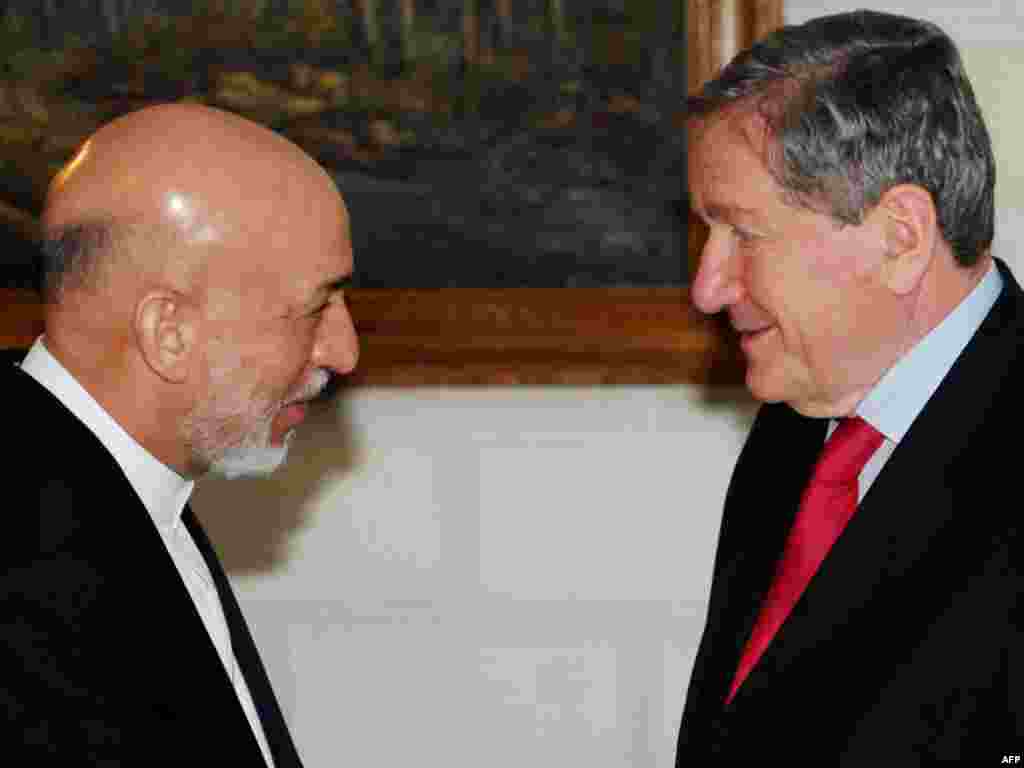 Richard Holbrooke i afganistanski predsjednik Hamid Karzai, 22. juni 2010.