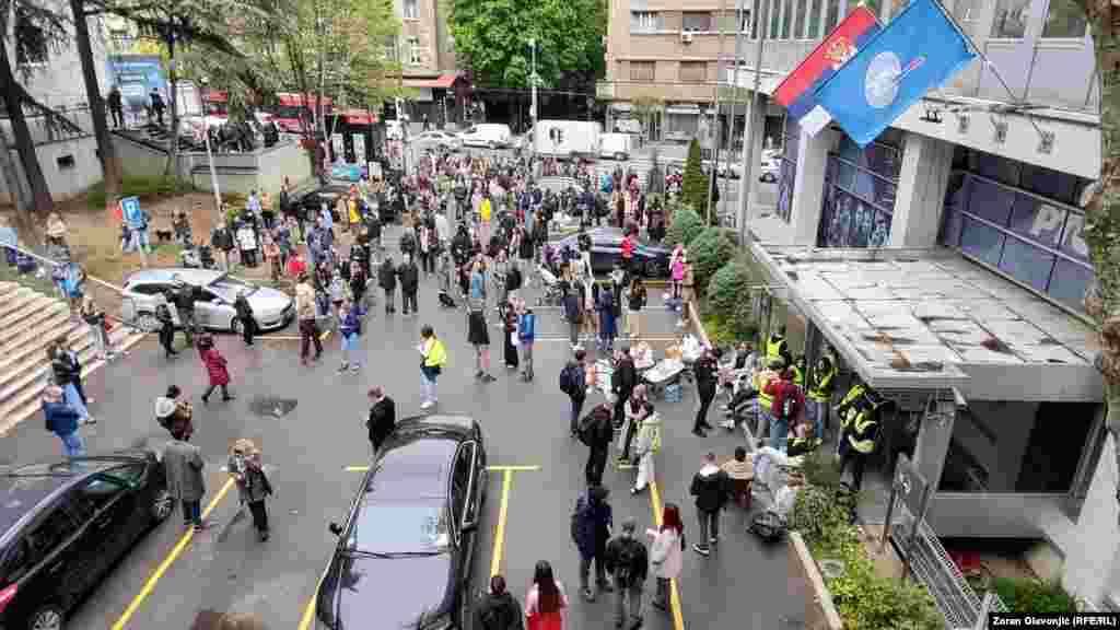 Ovo nije prva blokada RTS-a. Beogradski i novosadski studenti su se i ranije, 10. marta uveče nenajavljeno okupili ispred medijskih javnih servisa u Beogradu i Novom Sadu i blokirali sve ulaze, tražeći objektivno izveštavanje o protestima. Njihova prva blokada trajala je tada oko 20 sati.