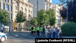 Grupa studenata zastala je u blizini kampa u centru Beograda uzvikujući "Pumpaj", što je jedna od parola višemesečnih protesta širom Srbije, 1. jun 2025.