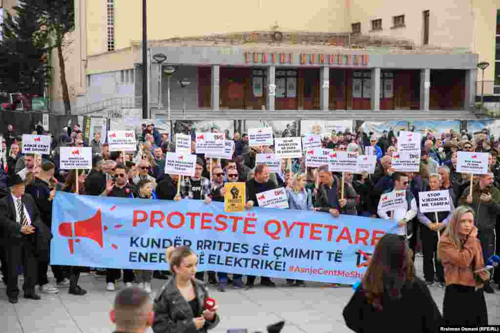 Qytetarët protestuan më 5 prill në Prishtinë kundër shtrenjtimit të paralajmëruar të tarifave të energjisë elektrike.