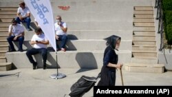  O trecătoare cu o mască improvizată ignoră un eveniment electoral 