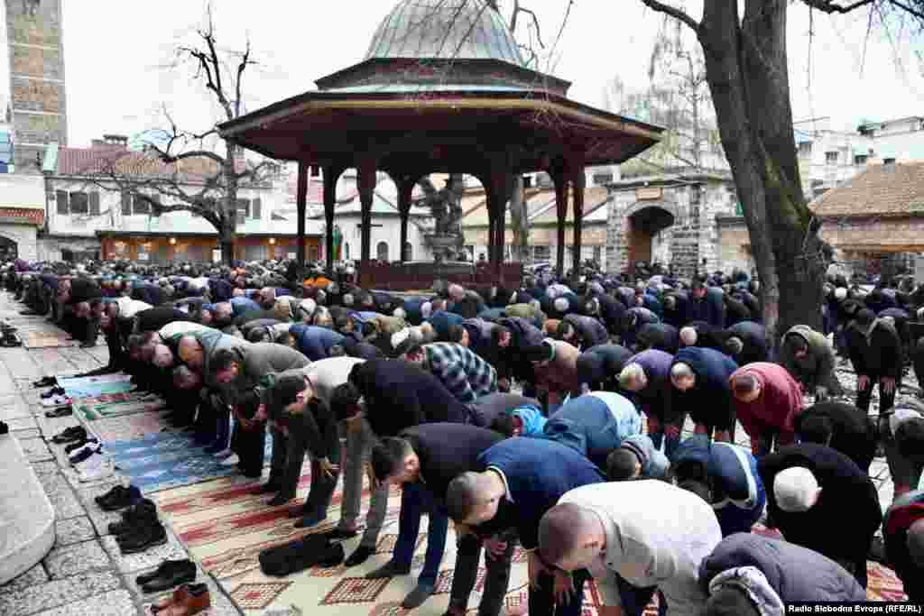 Običaji na Bajram različiti su širom sveta, ali zajednički je jutarnji Bajram-namaz.Jutarnja bajramska molitva u Gazi Husrev-begovoj džamiji u Sarajevu, 30. marta 2025.