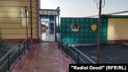 У ворот тюрьмы в таджикском городе Худжанд.