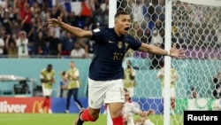 Мбапе се радва на гола си в мача срещу Дания в груповата фаза на Световното първенство в Катар през 2022 г.