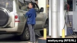 На автозаправке в Алматы. 26 июня 2012 года. 