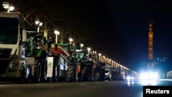 Încă de duminică noapte, fermierii au început să protesteze în centrul capitalei germane, Berlin. / REUTERS/Fabrizio Bensch