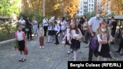 Prima zi de școală la liceul teoretic MI. Eminescu din Chișinău, 1 septembrie 2021.