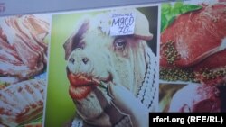 Tiraspol. Piața agroalimentară, ofertă de carne de porc în ruble transnistrene, 18 martie 2020 (arhivă)
