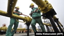 Иллюстрационное фото. Работники газового центра вблизи Будапешта, 2009 год