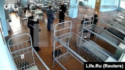 Isječak snimka CCTV-a koji je objavio Life.Ru pokazuje, kako se navodi, Alekseja Navaljnog (u sredini) kako razgovara s čuvarom na zatvorskom odjeljenju Kazneno-popravne kolonije br. 2, oko 100 kilometara od Moskve.