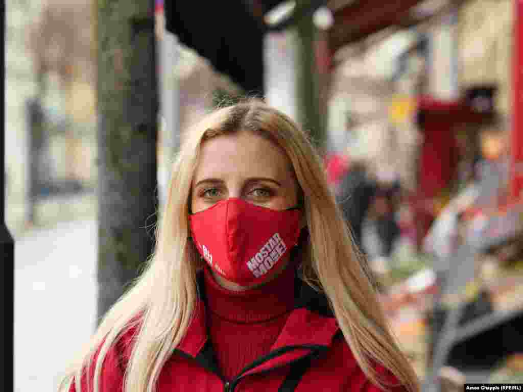 Emina Voloder, kandidatkinja na predstojećim izborima, kaže da se prvi put odlučila ući u politiku zbog stvarnih posljedica kojima je svjedočila tokom političke stagnacije Mostara. &nbsp; &quot;Otišla sam da studiram u Sarajevu na šest godina, a kada sam se vratila, ništa se nije promijenilo. Još uvijek postoje iste zgrade uništene ratom. Prošle godine smeće se nije sakupljalo i samo se gomilalo na ulici.&quot; Emina, stomatologinja po zanimanju, kaže još: Samo nekoliko ljudi (u lokalnoj upravi) troši novac koji pripada svima&quot;.