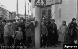 Военни и цивилни по време на бунтовете в Румъния през 1989 г.