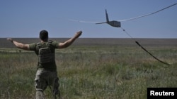 Украински военен тества американски разузнавателен дрон RQ-20 Puma в Донецка област, 13 юни 2024 г.