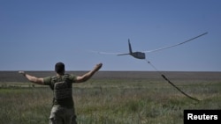 Një ushtar ukrainas duke lëshuar një dron vëzhgues amerikan, RQ-20 Puma. Fotografi ilustruese nga arkivi. 